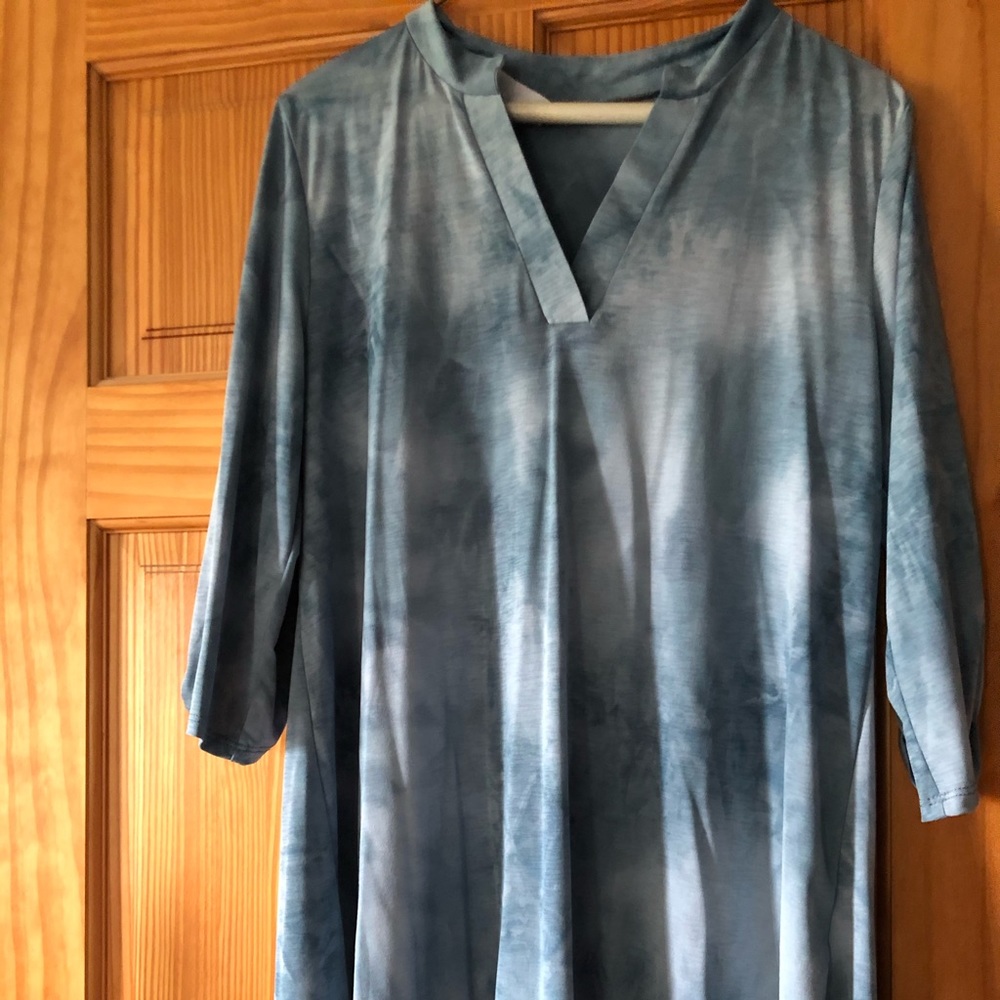 Light Poly/span tunic top.